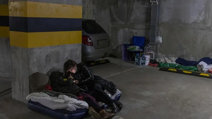 Persone in un rifugio a Kiev - Foto Epa/Roman Pilipey © www.giornaledibrescia.it
