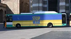 «Stop the war» sulla fiancata di uno dei bus cittadini - Neg © www.giornaledibrescia.it