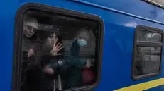Alcune donne a bordo di un treno in partenza da Kiev - Ansa © www.giornaledibrescia.it