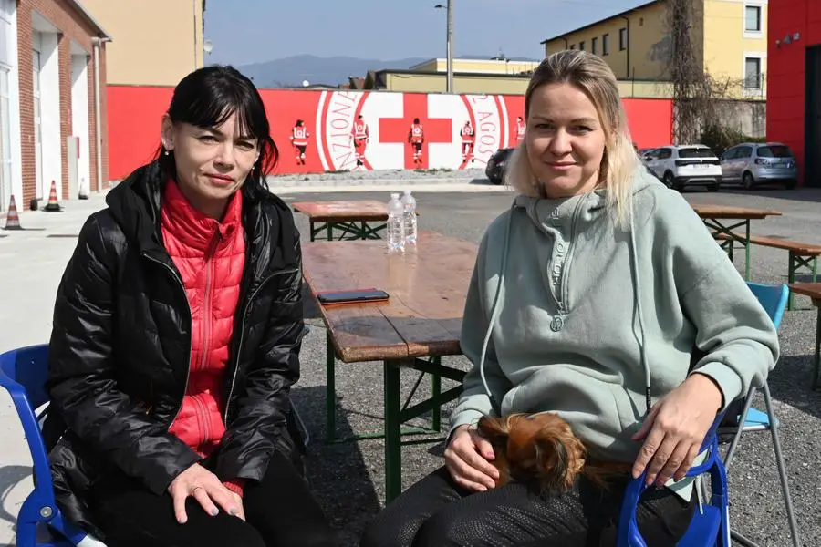 Le mamme e i bimbi accolti nelle scorse ore dalla Croce Rossa di Brescia