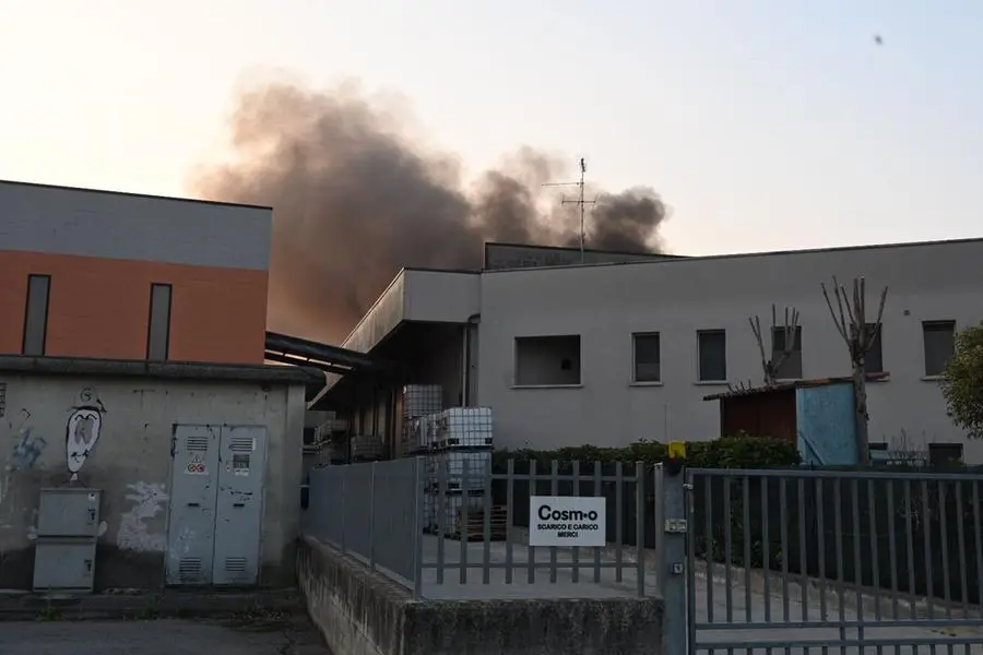 Il fumo nero dalla fabbrica di Pralboino dove è scoppiato un incendio domenica pomeriggio