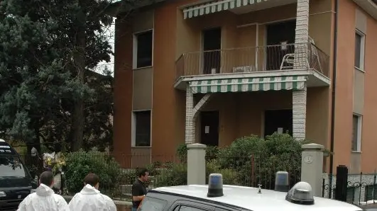 I carabinieri della Scientifica davanti a casa Donegani