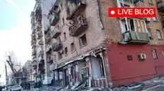 Un edificio residenziale del quartiere Podilskyi di Kiev devastato da un colpo di artigliera russa - Foto polizia ucraina / Ansa - © www.giornaledibrescia.it