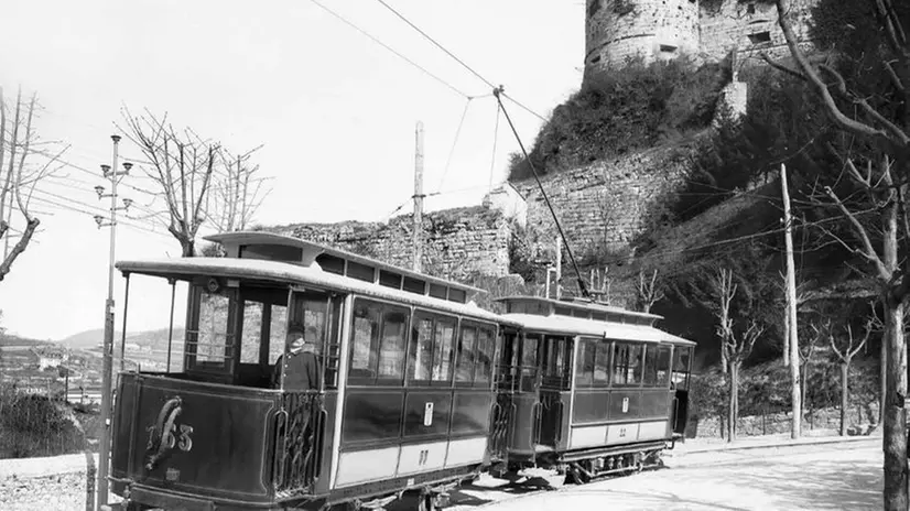 Maggio 1904: il nuovo tram a trazione elettrica e su rotaia sulle rampe che salgono al Castello - Foto © www.giornaledibrescia.it
