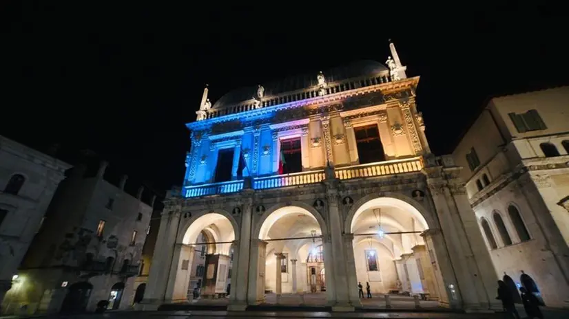 La Loggia di Brescia, sede del municipio della città, illuminata con i colori della bandiera ucraina - © www.giornaledibrescia.it