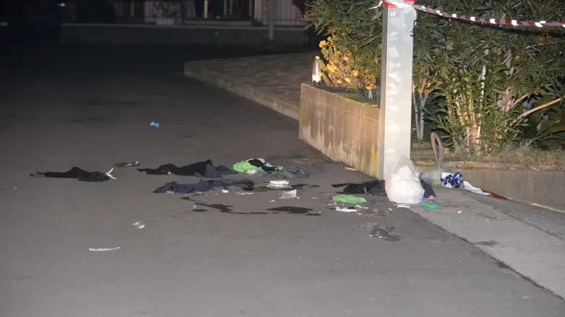 A terra, i resti dell'aggressione a Ghedi nella notte del 23 gennaio 2017 - Foto Gabriele Strada/Neg © www.giornaledibrescia.it