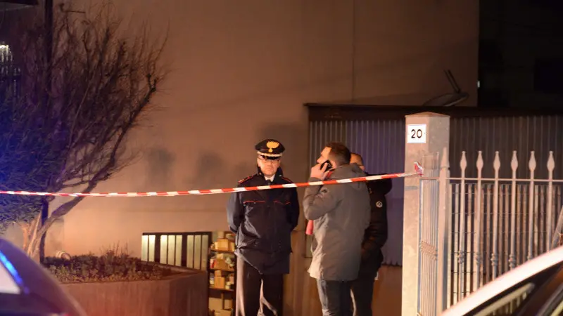 Forze dell'ordine fuori dalla villetta a Ghedi dove è avvenuta la rapina - Foto Gabriele Strada/Neg © www.giornaledibrescia.it