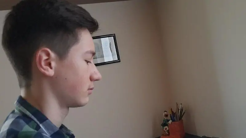 Lev, ospite della nonna materna, segue le lezioni a distanza - © www.giornaledibrescia.it