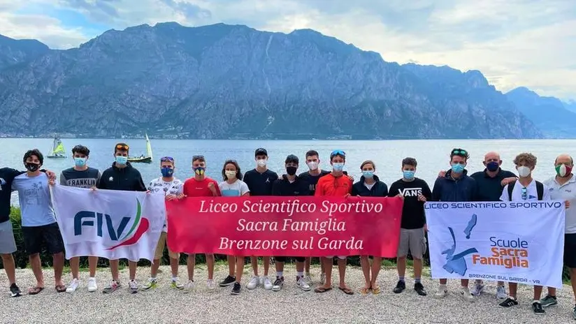 I nuovi maestri di vela diplomati al liceo di Brenzone - © www.giornaledibrescia.it