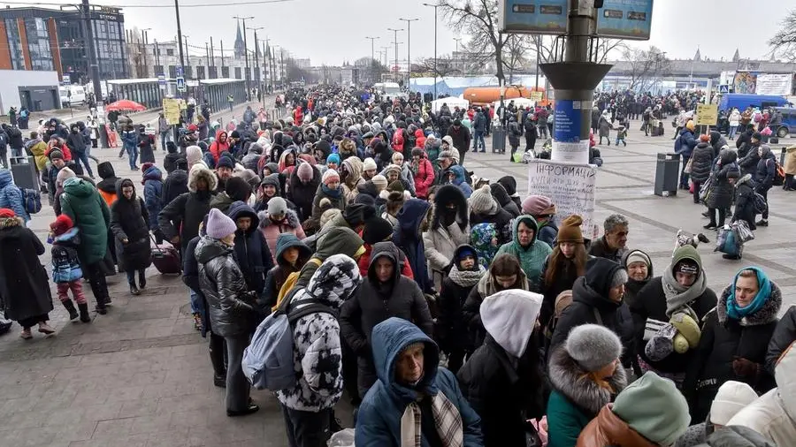 La stazione ferroviaria di Leopoli presa d’assalto da persone che lasciano il Paese in guerra - © www.giornaledibrescia.it