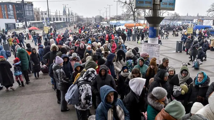 La stazione ferroviaria di Leopoli presa d’assalto da persone che lasciano il Paese in guerra -  © www.giornaledibrescia.it