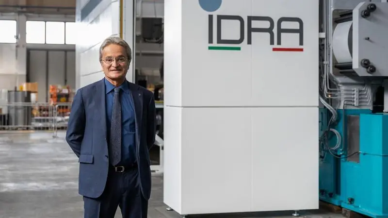 Il direttore della Idra, Riccardo Ferrario, nello stabilimento di Travagliato - Foto © www.giornaledibrescia.it