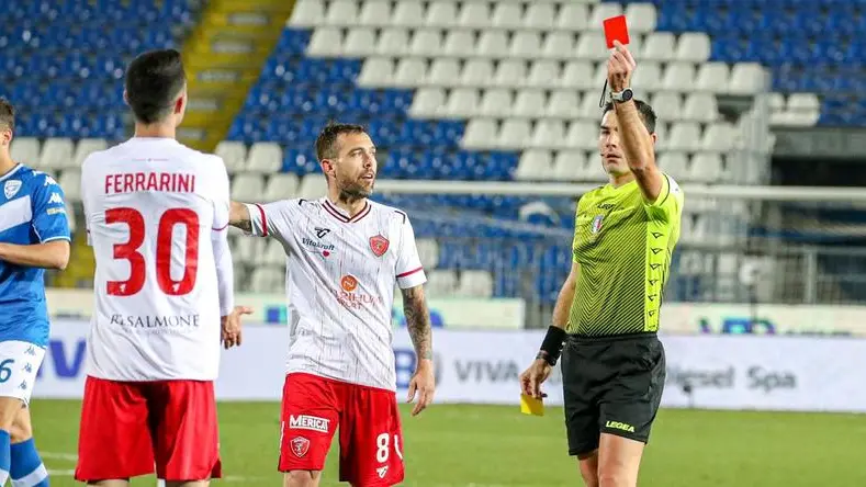 L’espulsione di Ferrarini al 30’ pt