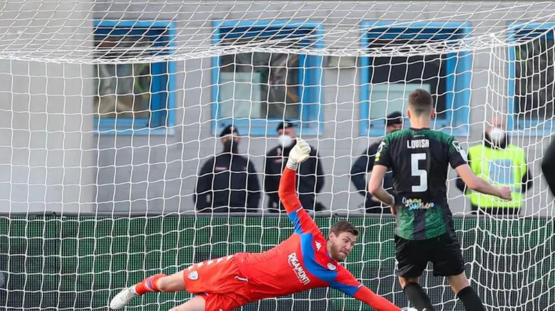 Joronen in chiusura di primo tempo para il rigore di Lovisa - © www.giornaledibrescia.it