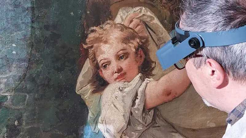 Prove di pulitura su una delle figure dipinte da Tiepolo