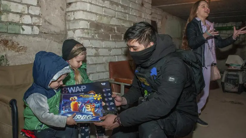 Un volontario dona dei giocattoli a dei bambini ucraini in un rifugio a Irpin - Foto Epa/ Ansa © www.giornaledibrescia.it