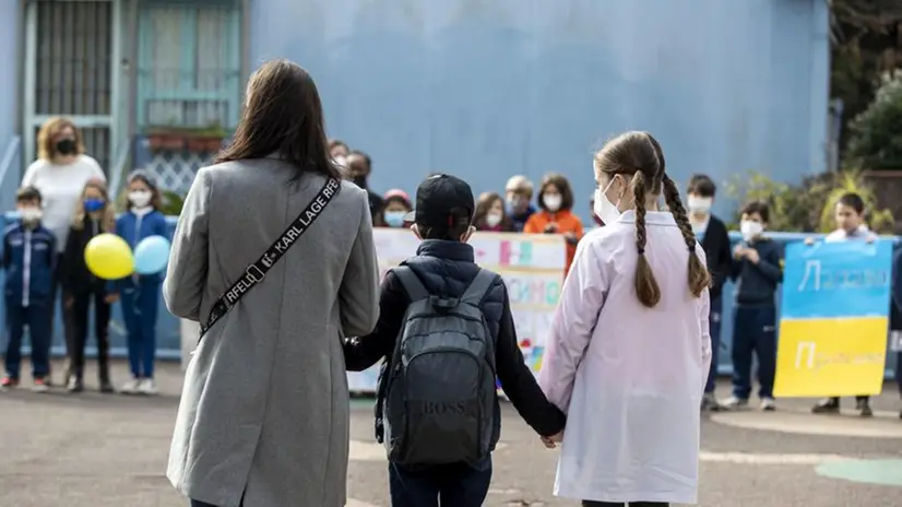 Piccoli profughi ucraini vengono accolti in una scuola - Foto Ansa © www.giornaledibrescia.it