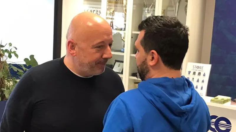 L'abbraccio scherzoso tra coach Magro e Ferrari - © www.giornaledibrescia.it