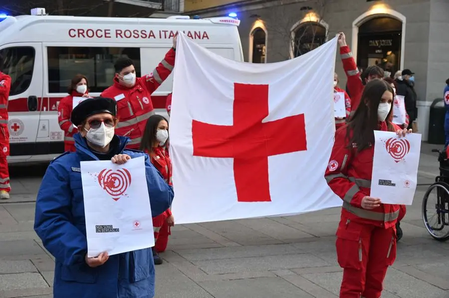 Flash mob della Croce Rossa: «I sanitari non sono un bersaglio»