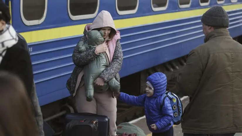 Una famiglia di rifugiati ucraini si prepara a partire per la Polonia da Odessa - Foto Epa © www.giornaledibrescia.it