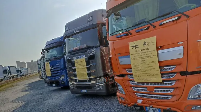 Autotrasportatori bresciani in protesta contro il caro carburante