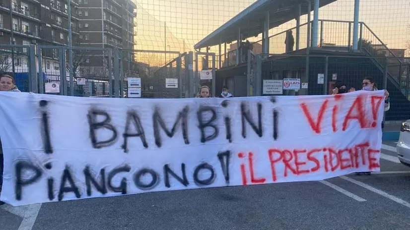 Leonessa, lo striscione dei genitori - © www.giornaledibrescia.it