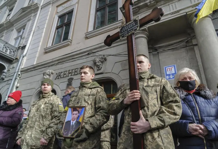 Ucraina, nei sobborghi di Kiev tra accampamenti di fortuna e funerali