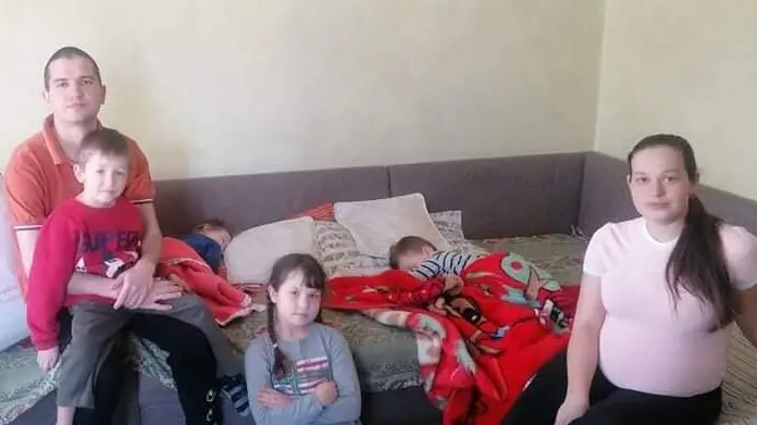 Mariana col marito e i quattro figli nell’appartamento della sorella - © www.giornaledibrescia.it