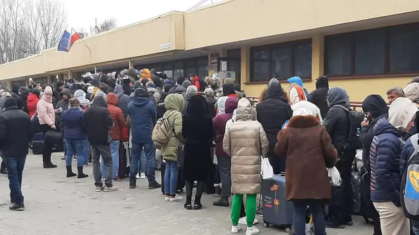 Alla stazione di Przemysl, 12 chilometri dal confine con l'Ucraina, persone in fila al gelo in attesa che il treno appena arrivato da Leopoli riparta verso la guerra - © www.giornaledibrescia.it