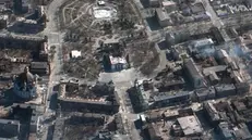 Un'immaginare satellitare di Maxar Technologies di quel che resta del teatro di Mariupol dopo il bombardamento - Foto Epa/Maxar Technologies © www.giornaledibrescia.it