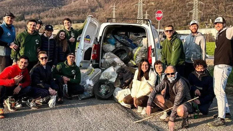 I ragazzi che hanno partecipato al cleanup - © www.giornaledibrescia.it