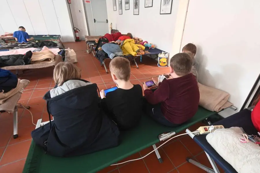 Le mamme e i bimbi accolti nelle scorse ore dalla Croce Rossa di Brescia