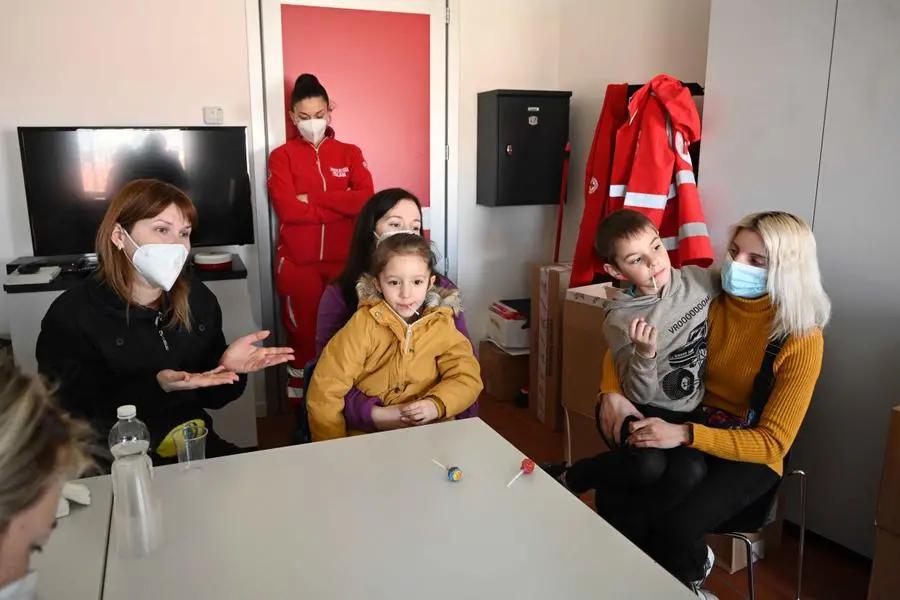 Le mamme e i bimbi accolti nelle scorse ore dalla Croce Rossa di Brescia