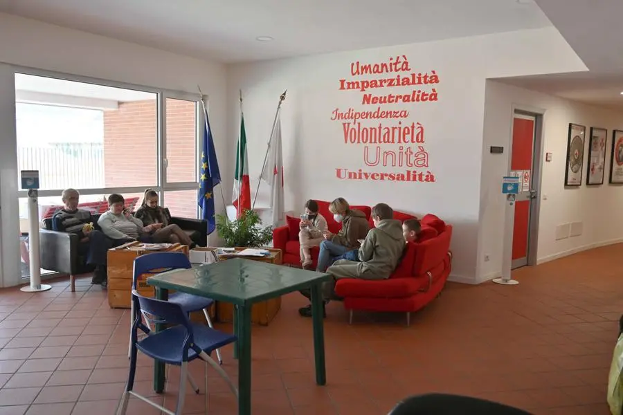 Le mamme e i bimbi accolti nelle scorse ore dalla Croce Rossa di Brescia