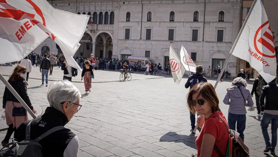 Il flashmob di 7milamiglialontano con i Fridays for Future in piazza Loggia