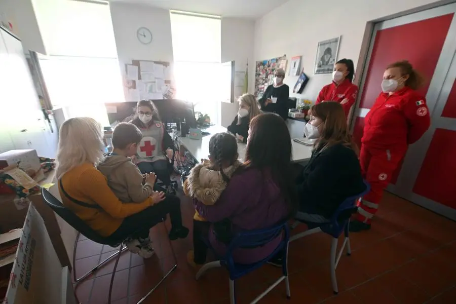 Le mamme e i bimbi accolti nelle scorse ore dalla Croce Rossa di Brescia
