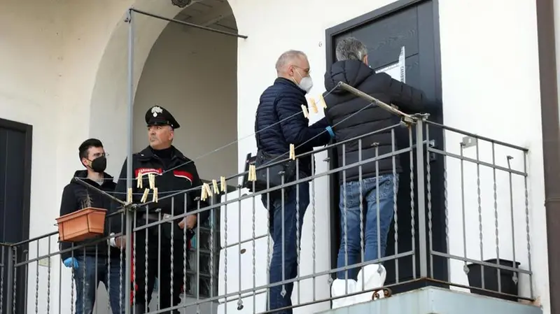 Gli inquirenti mettono i sigilli all'appartamento di Davide Fontana - Foto Ansa/Matteo Bazzi © www.giornaledibrescia.it