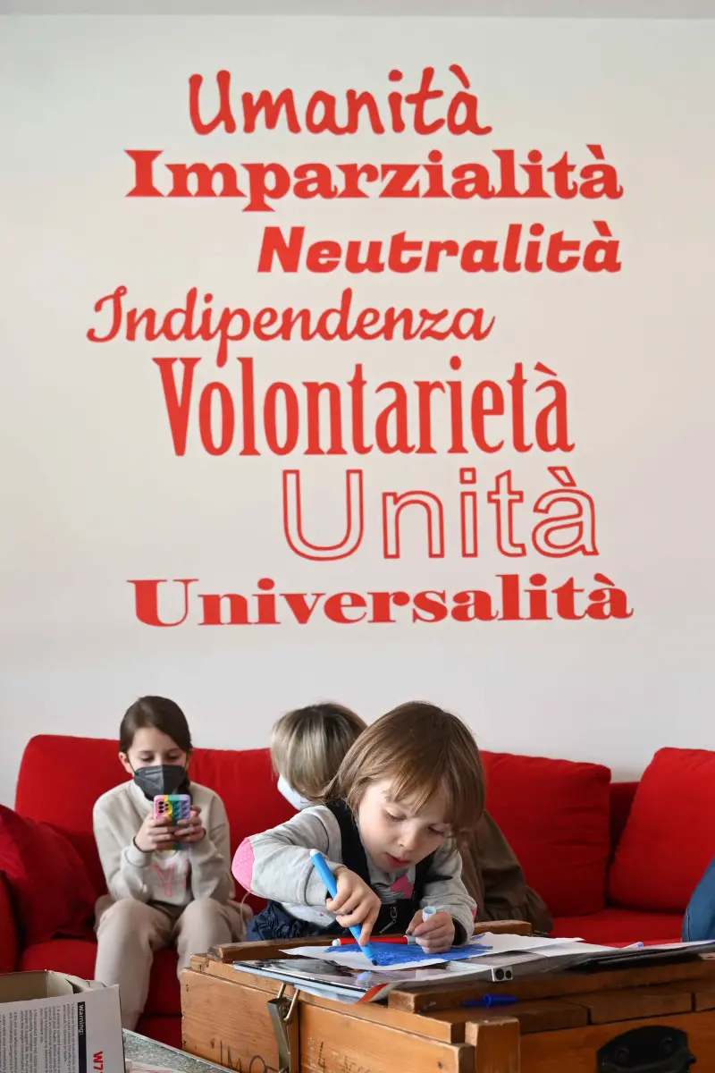 Le mamme e i bimbi accolti nelle scorse ore dalla Croce Rossa di Brescia