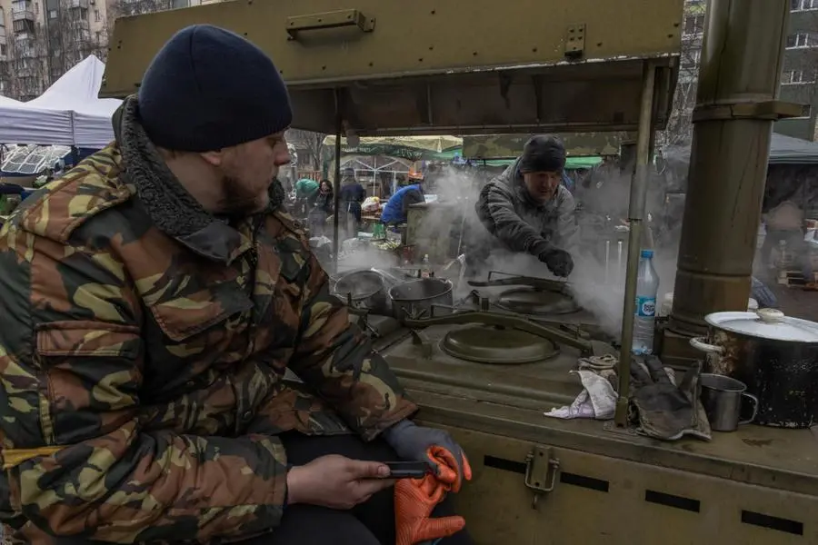 Ucraina, nei sobborghi di Kiev tra accampamenti di fortuna e funerali