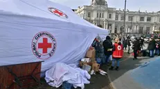 Tenda della Croce Rossa polacca davanti alla stazione ferroviaria di Leopoli - Foto Epa © www.giornaledibrescia.it