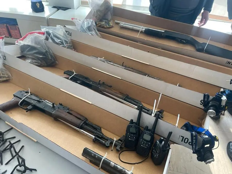 Le armi sequestrate nel corso del blitz a Cazzago San Martino