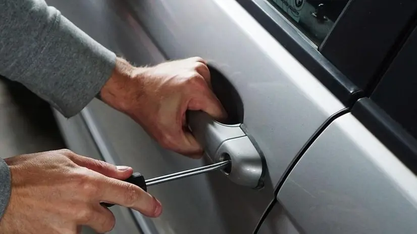 Gli arrestati aprivano le auto in sosta - © www.giornaledibrescia.it