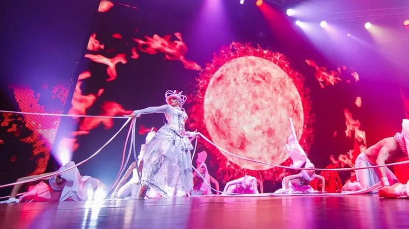 Un momento di «Alice in Wonderland» proposto dal Circus Theatre Elysium di Kiev