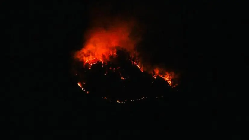 L'incendio in Maddalena dalla Valle di Mompiano, domenica 20 marzo 2022 - Foto Marco Ortogni/Neg © www.giornaledibrescia.it