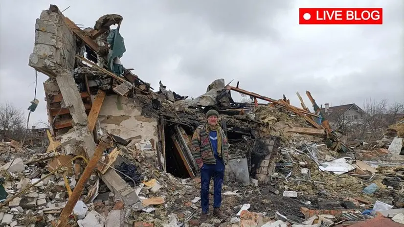 I resti di una casa in Ucraina dopo i bombardamenti russi - Foto Epa © www.giornaledibrescia.it