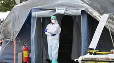 Emergenza coronavirus: personale sanitario all'esterno di una tenda triage al Civile - Foto Gabriele Strada /Neg © www.giornaledibrescia.it