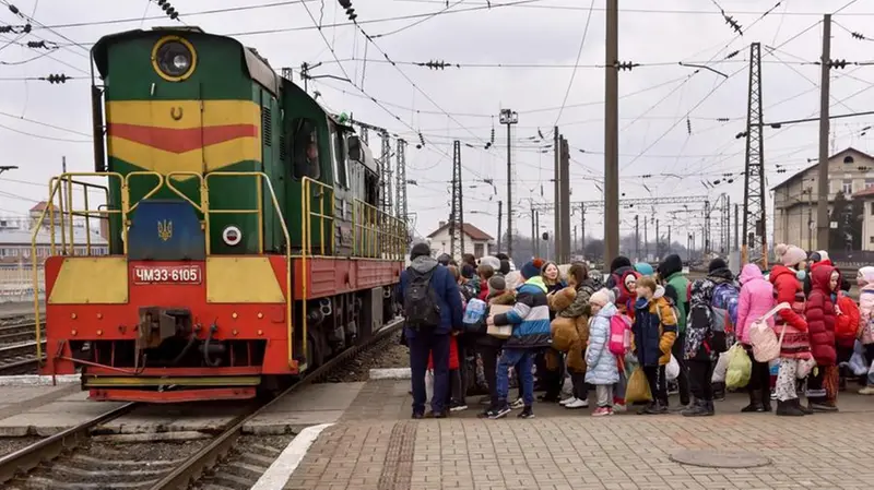 Orfanatrofio evacuato a Hulaipole, i bimbi raccolti alla stazione di Lviv - Foto Vitaly Hrabar / Epa © www.giornaledibrescia.it