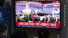 Alla stazione di Seoul, in Corea del Sud, le persone guardano una trasmissione in cui si annuncia il lancio del missile - Foto Epa © www.giornaledibrescia.it