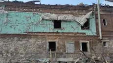 Una casa distrutta dalle bombe a Mriupol - Foto Ansa  © www.giornaledibrescia.it