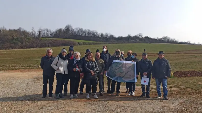 I membri del «Comitato tutela bene comune colline moreniche di Montichiari» alle Fontanelle - © www.giornaledibrescia.it